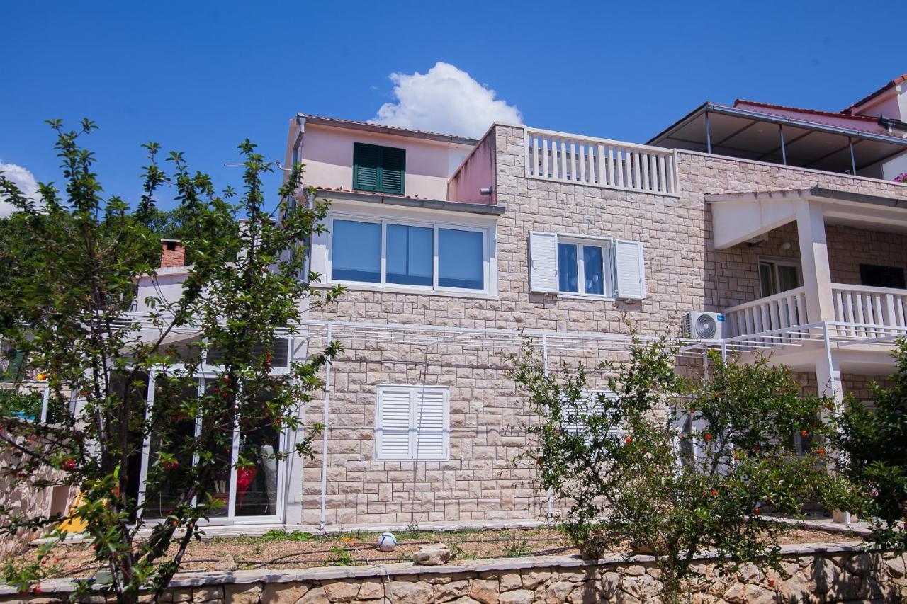 Family Apartments Brach Bol Exterior photo